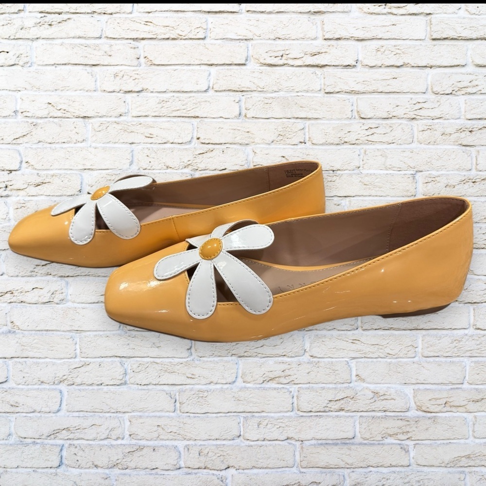 Katy Perry Collections Yellow Patent Flats with White Daisy Accent - Picture 3 of 7
